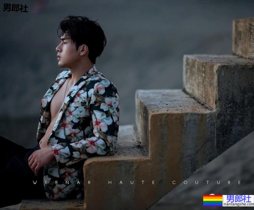 肌肉快递小哥竟是周杰伦背后的男模，这高鼻腹肌小狼狗也太抢眼了！ - 51虹马