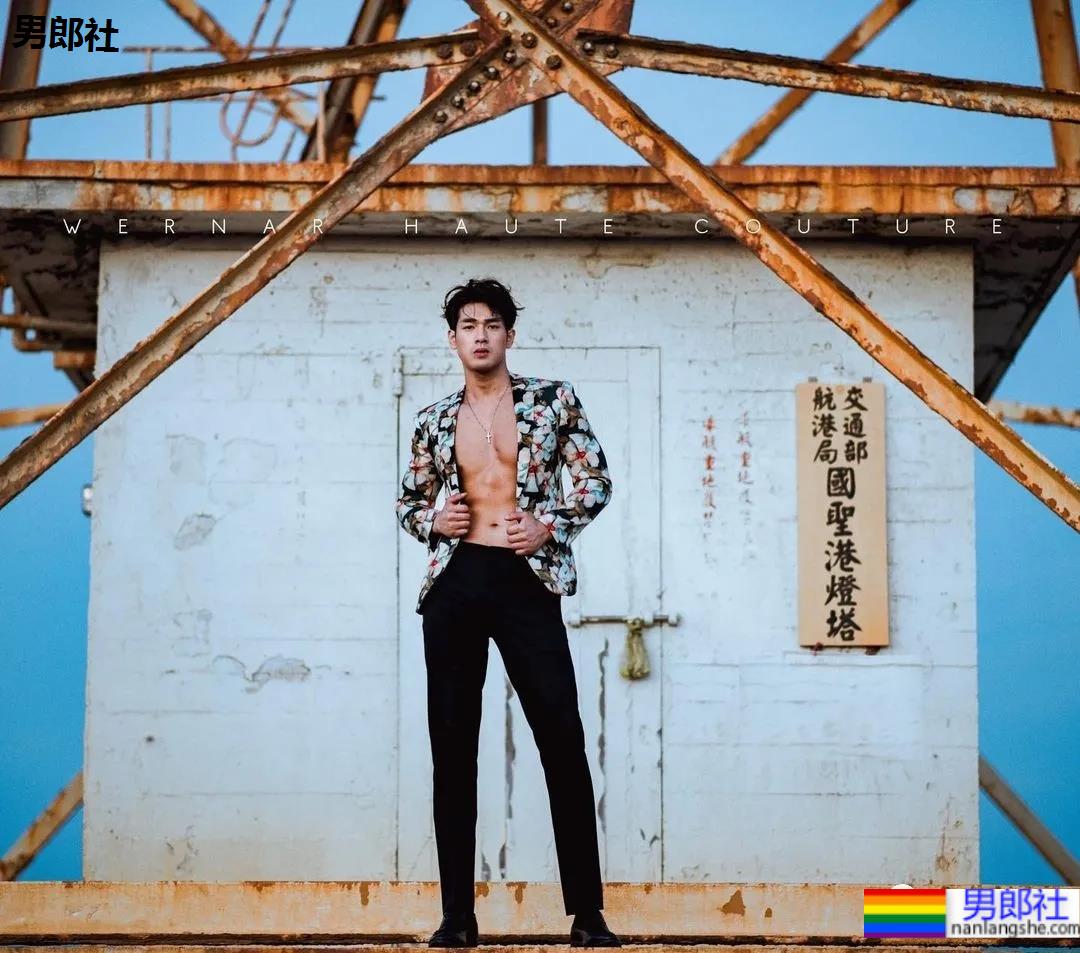 肌肉快递小哥竟是周杰伦背后的男模，这高鼻腹肌小狼狗也太抢眼了！ - 51虹马