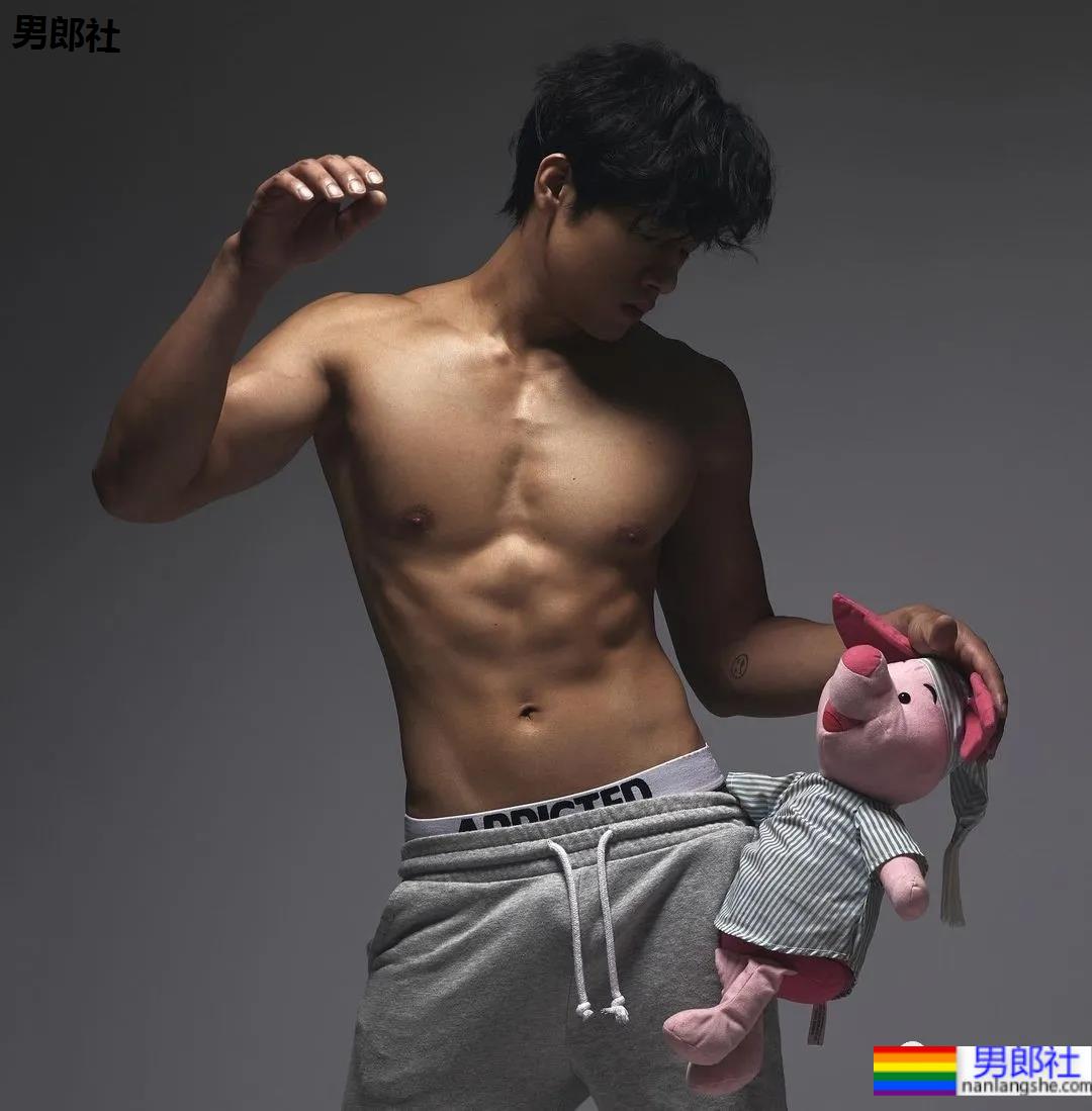 肌肉快递小哥竟是周杰伦背后的男模，这高鼻腹肌小狼狗也太抢眼了！ - 51虹马