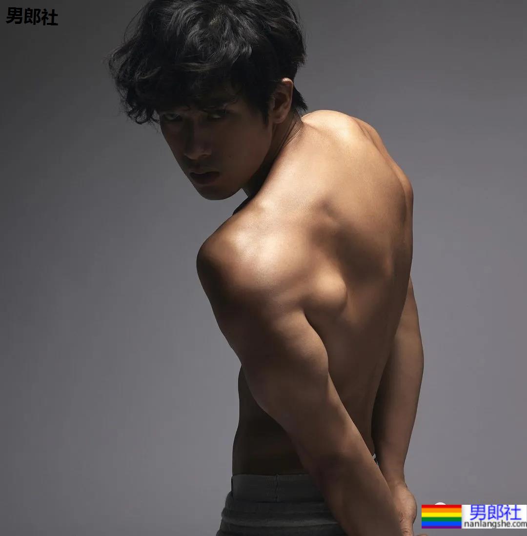 肌肉快递小哥竟是周杰伦背后的男模，这高鼻腹肌小狼狗也太抢眼了！ - 51虹马