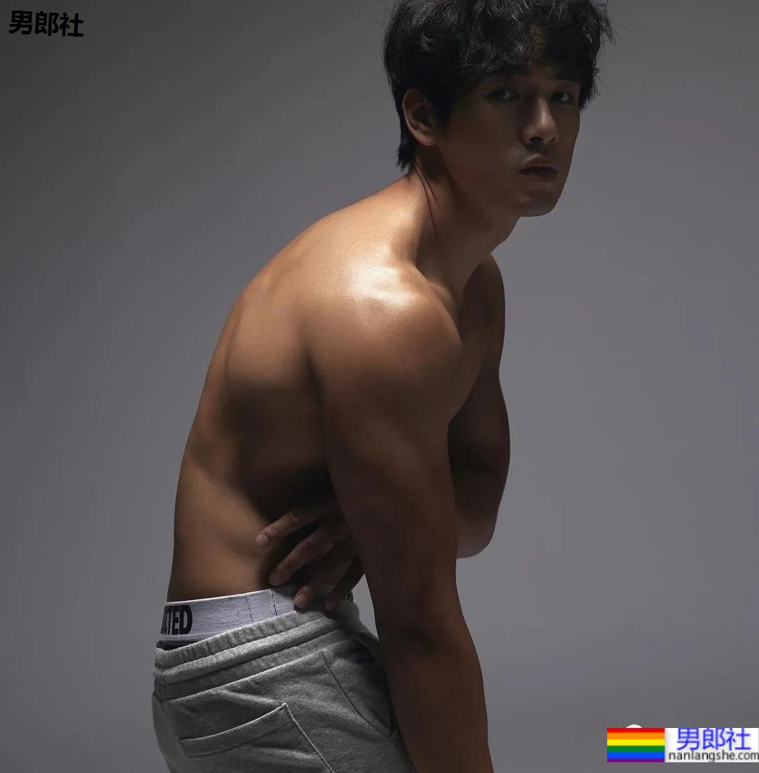 肌肉快递小哥竟是周杰伦背后的男模，这高鼻腹肌小狼狗也太抢眼了！ - 51虹马