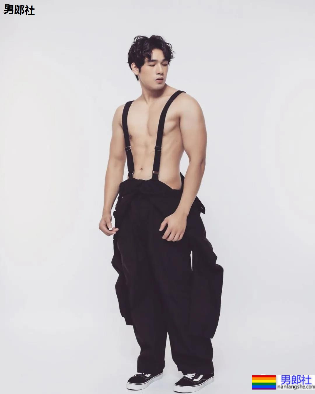 肌肉快递小哥竟是周杰伦背后的男模，这高鼻腹肌小狼狗也太抢眼了！ - 51虹马