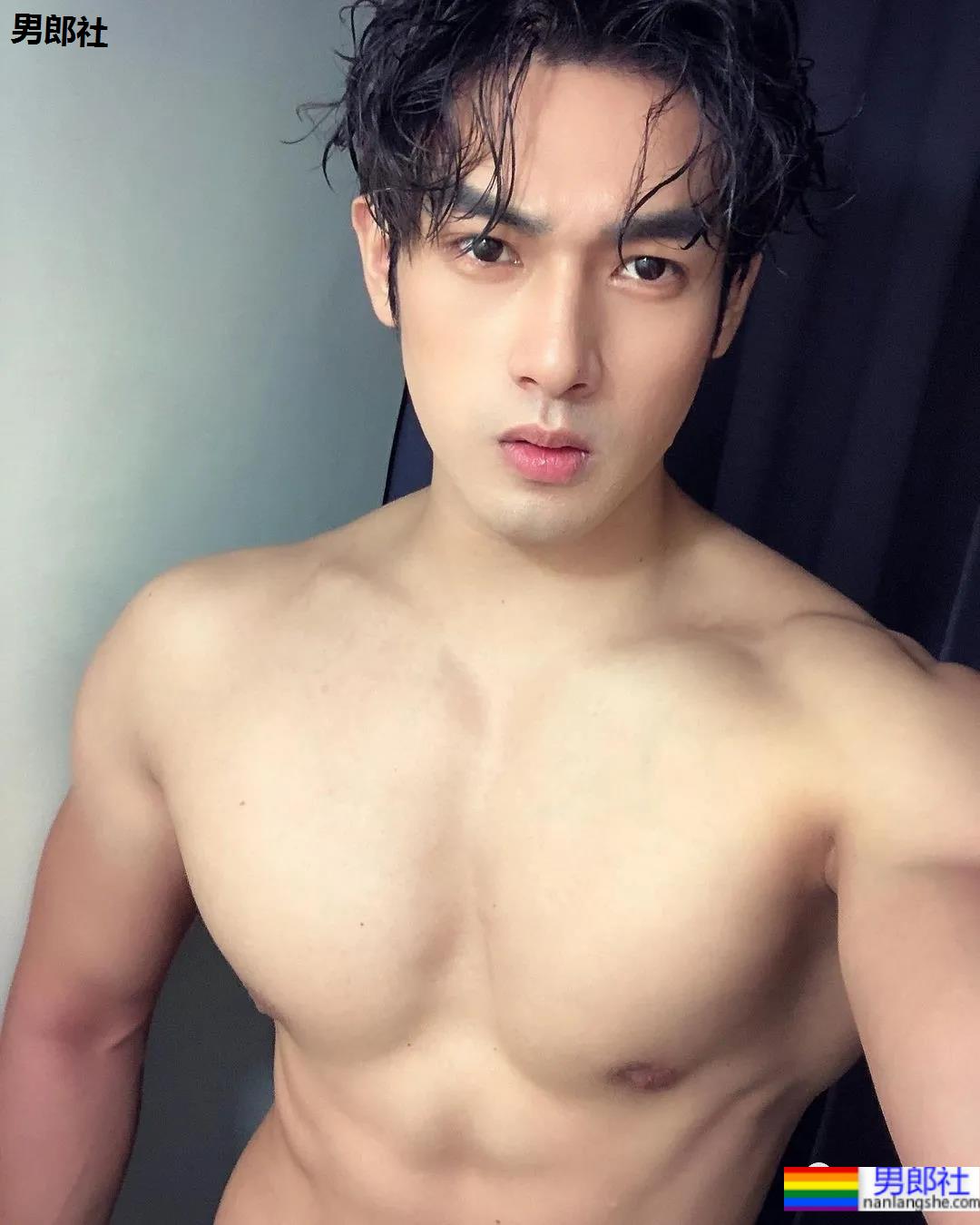 肌肉快递小哥竟是周杰伦背后的男模，这高鼻腹肌小狼狗也太抢眼了！ - 51虹马