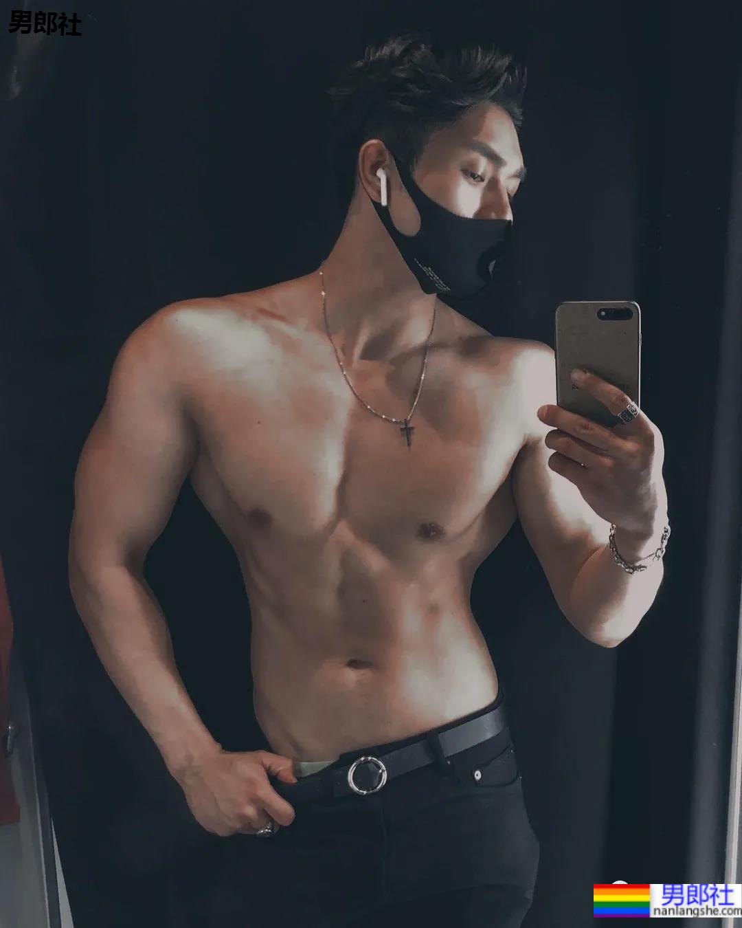 肌肉快递小哥竟是周杰伦背后的男模，这高鼻腹肌小狼狗也太抢眼了！ - 51虹马