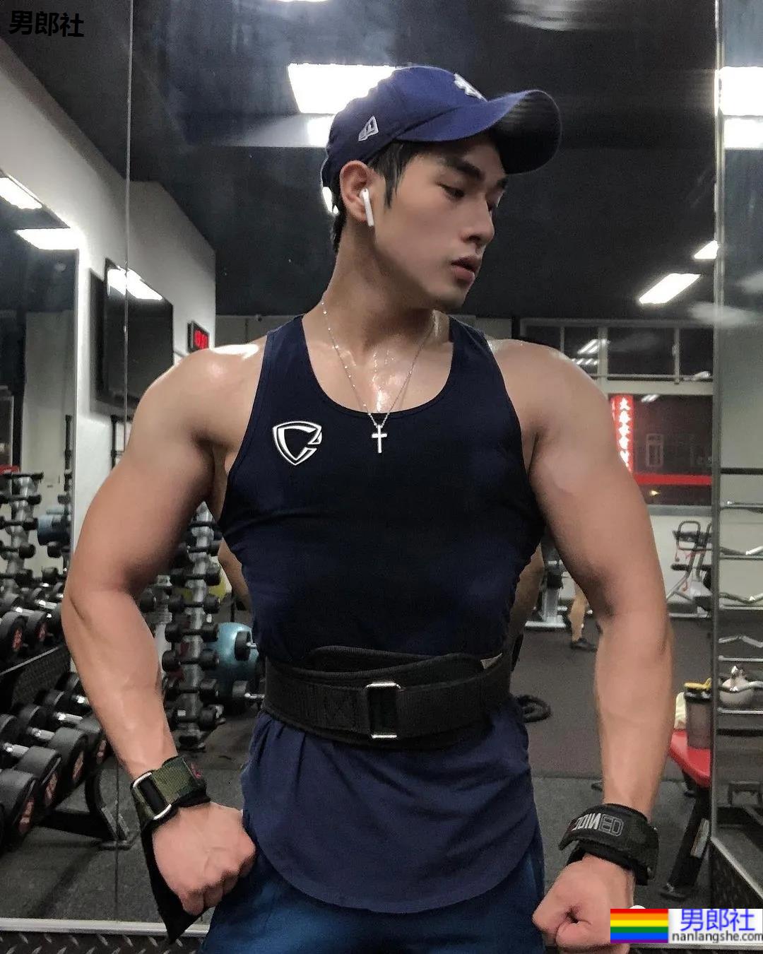 肌肉快递小哥竟是周杰伦背后的男模，这高鼻腹肌小狼狗也太抢眼了！ - 51虹马