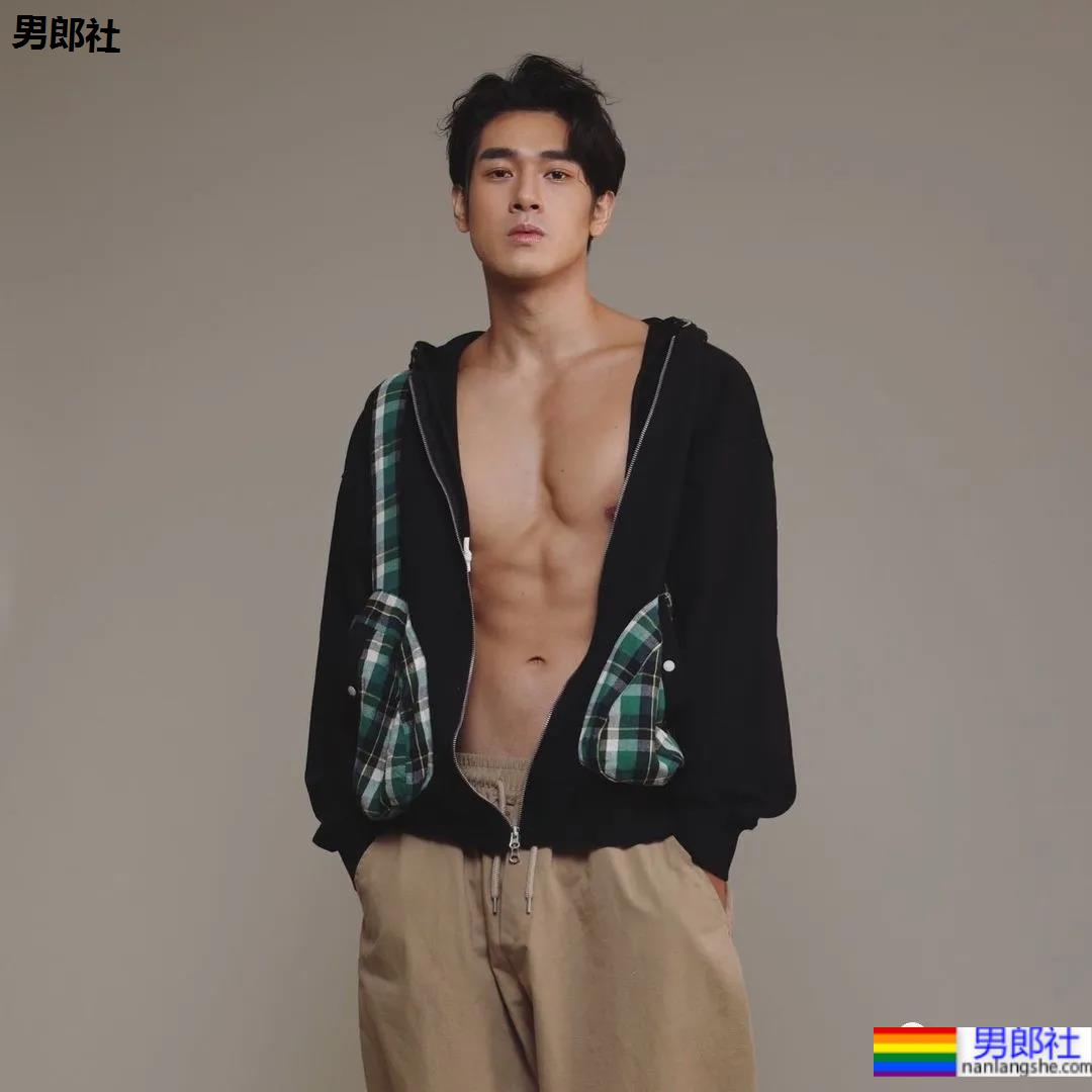 肌肉快递小哥竟是周杰伦背后的男模，这高鼻腹肌小狼狗也太抢眼了！ - 51虹马