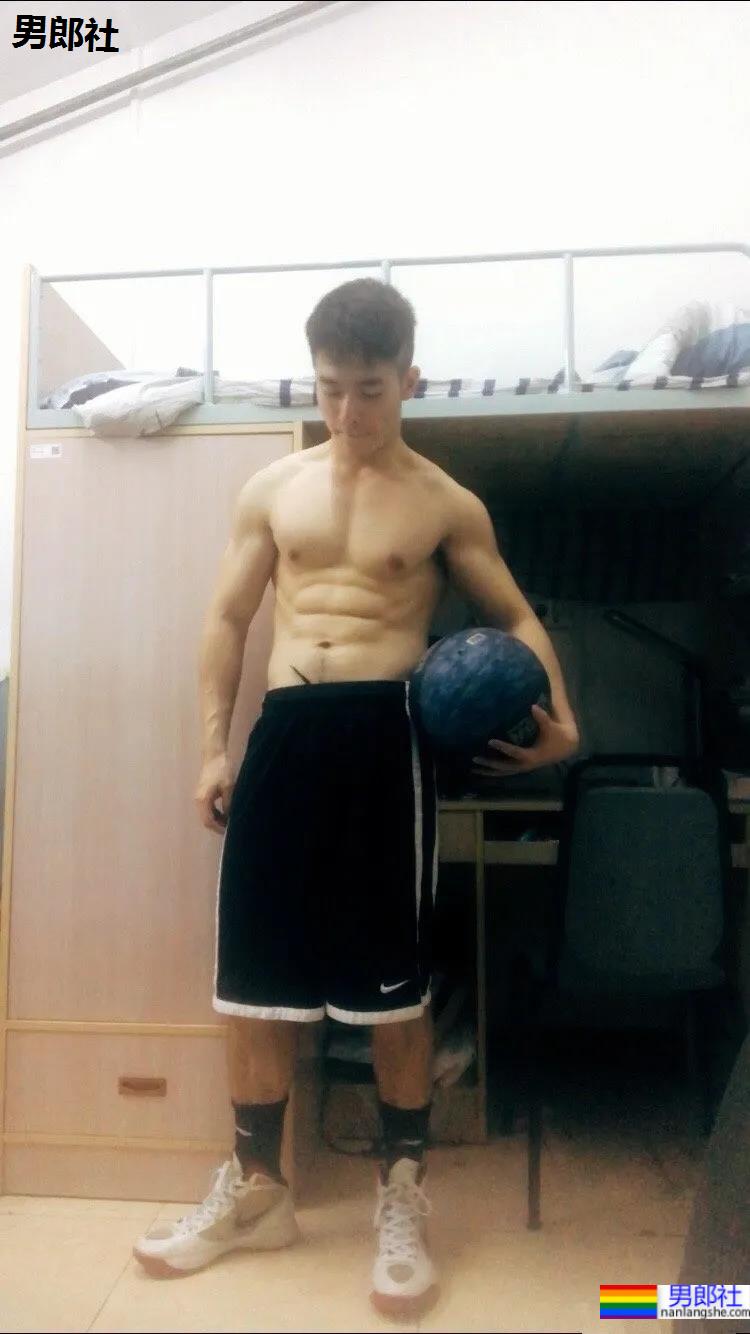 收获97%男粉的清华拳击小哥又被拍了，寸头奶肌腱子肉，我又馋了！ - 51虹马