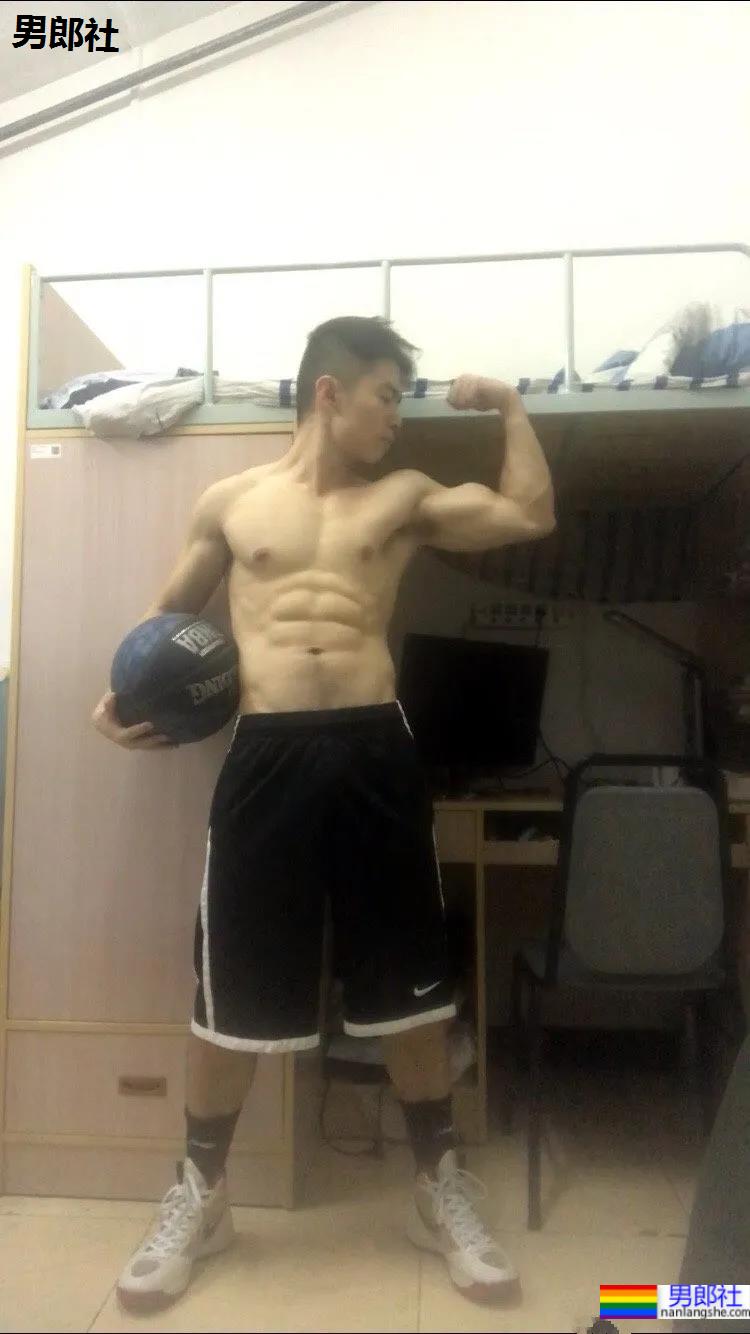 收获97%男粉的清华拳击小哥又被拍了，寸头奶肌腱子肉，我又馋了！ - 51虹马
