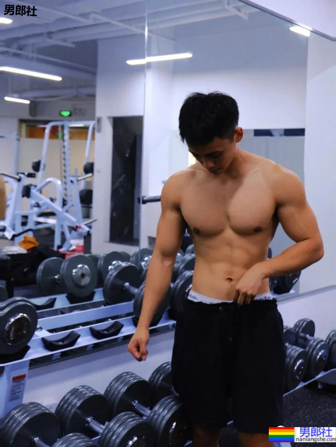 捕获童颜肌肉体育生小哥,喜欢的举个爪! - 51虹马 捕获童颜肌肉体育生小哥,喜欢的举个爪! - 51虹马