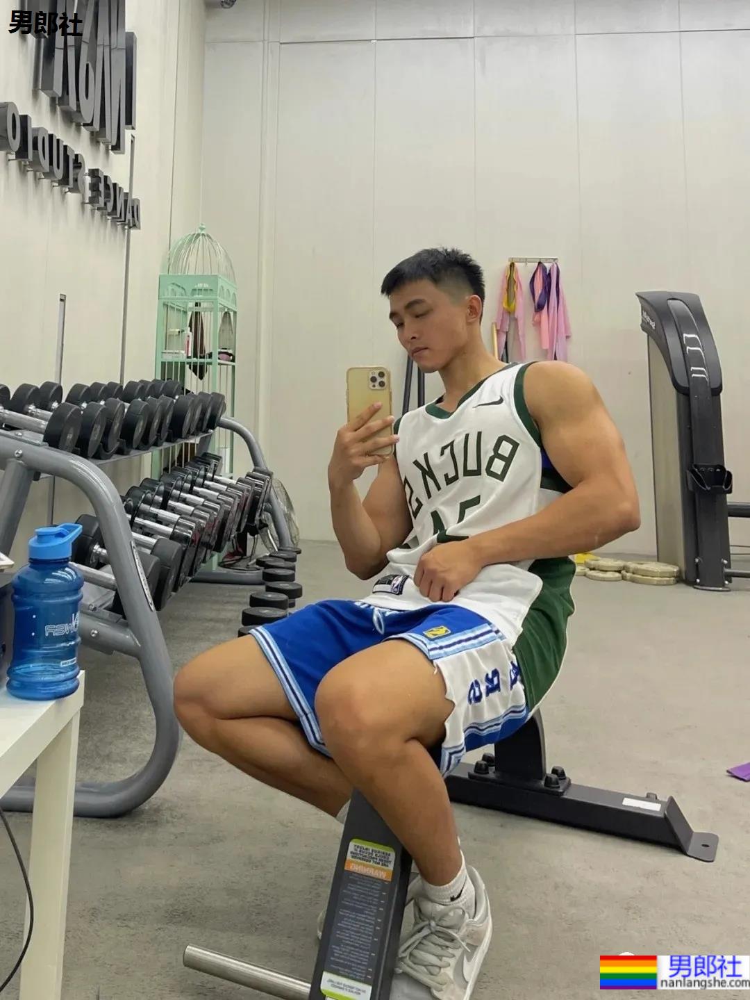 捕获童颜肌肉体育生小哥,喜欢的举个爪! - 51虹马 捕获童颜肌肉体育生小哥,喜欢的举个爪! - 51虹马