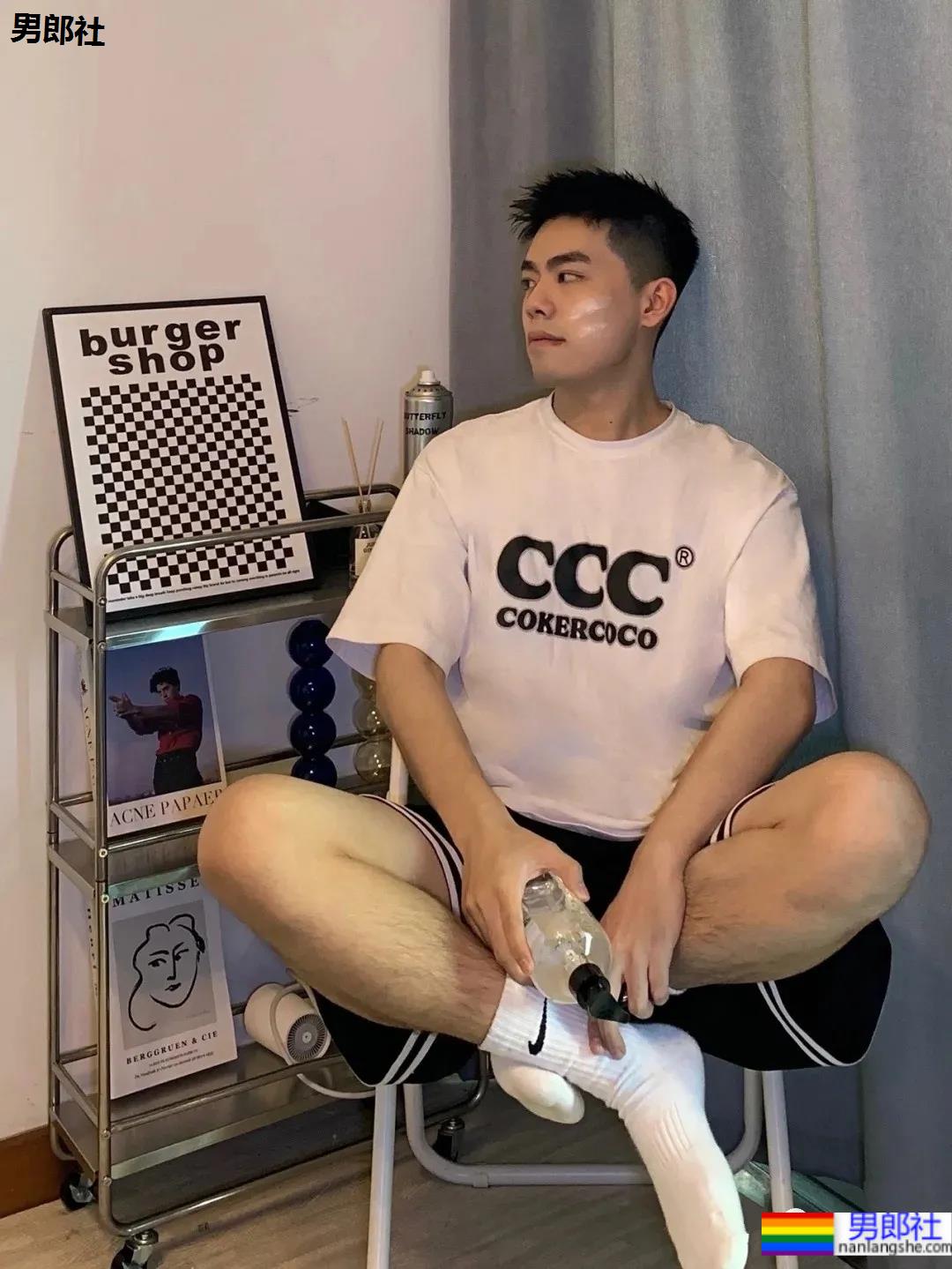 安利一枚浓眉挺鼻的小奶狗，抵抗不了这样的男孩纸！ - 51虹马