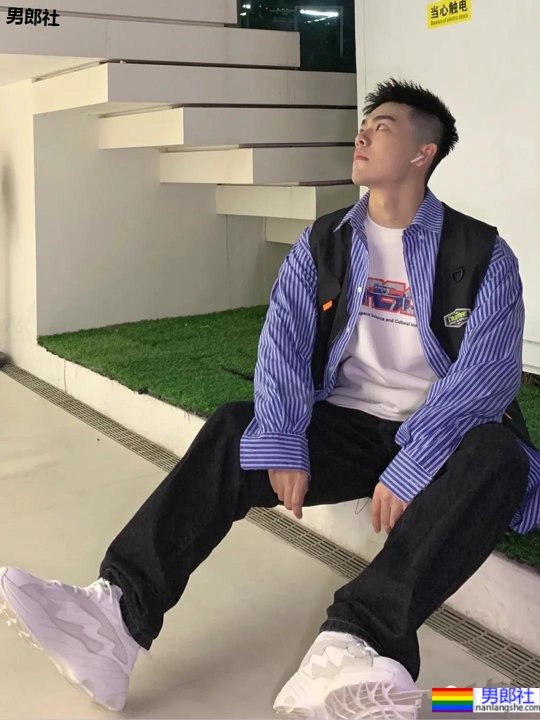 安利一枚浓眉挺鼻的小奶狗，抵抗不了这样的男孩纸！ - 51虹马