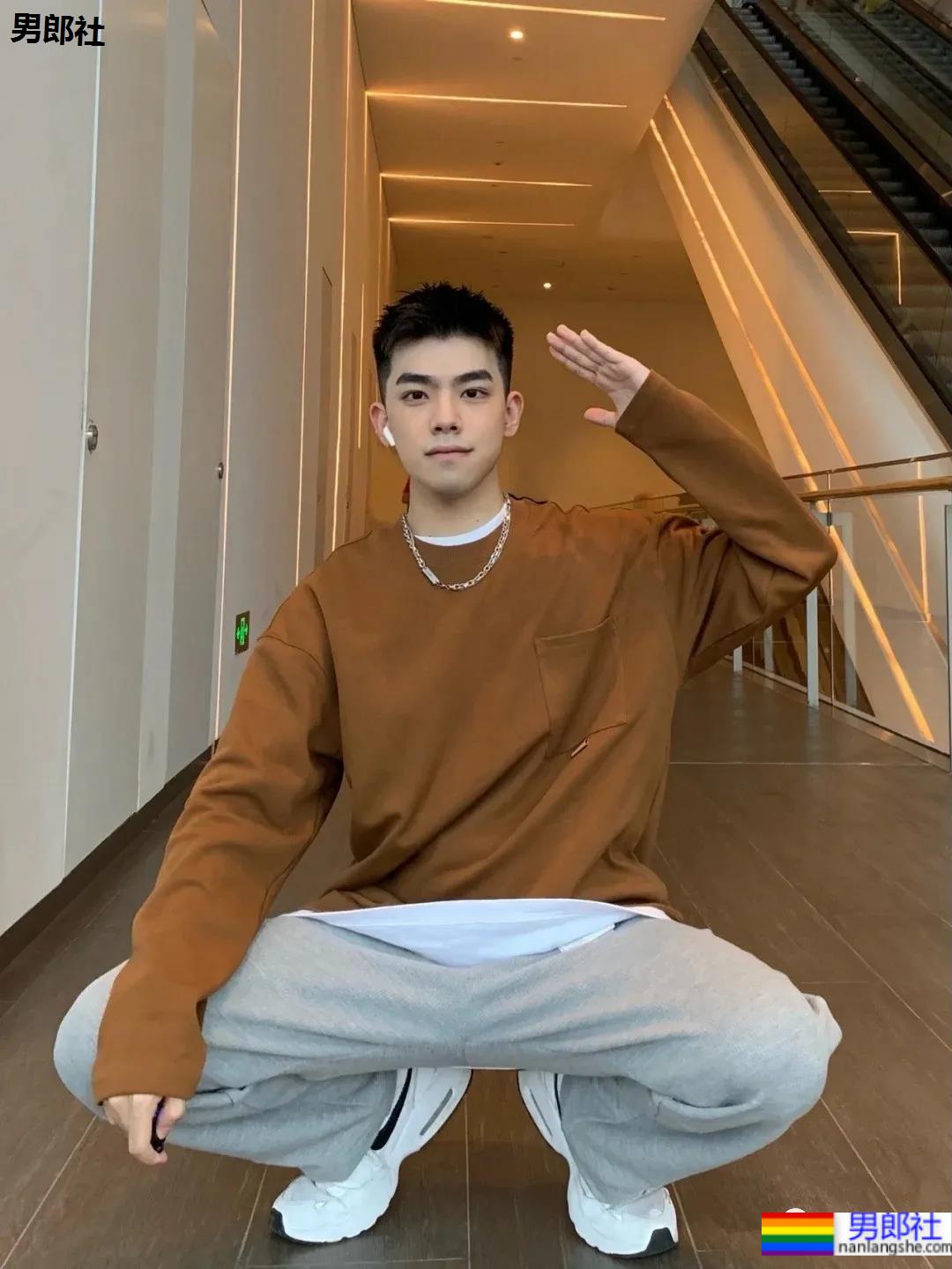 安利一枚浓眉挺鼻的小奶狗，抵抗不了这样的男孩纸！ - 51虹马