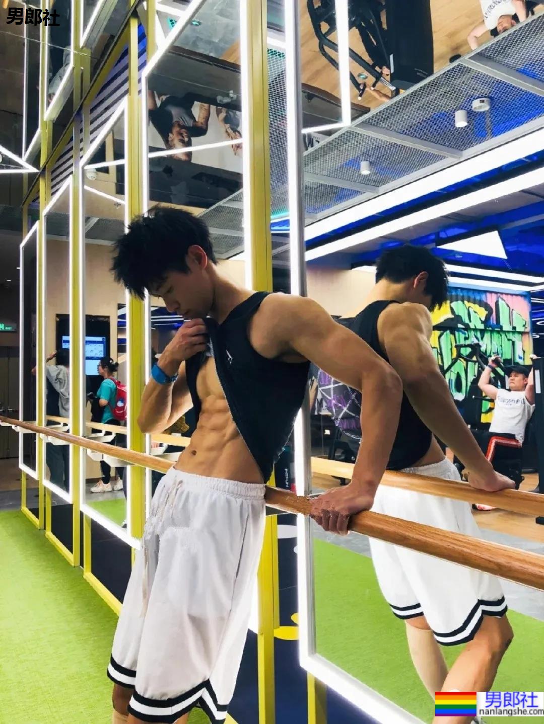 在校体育生的身材到底有多好?看看这腹肌你就懂了!-51虹马