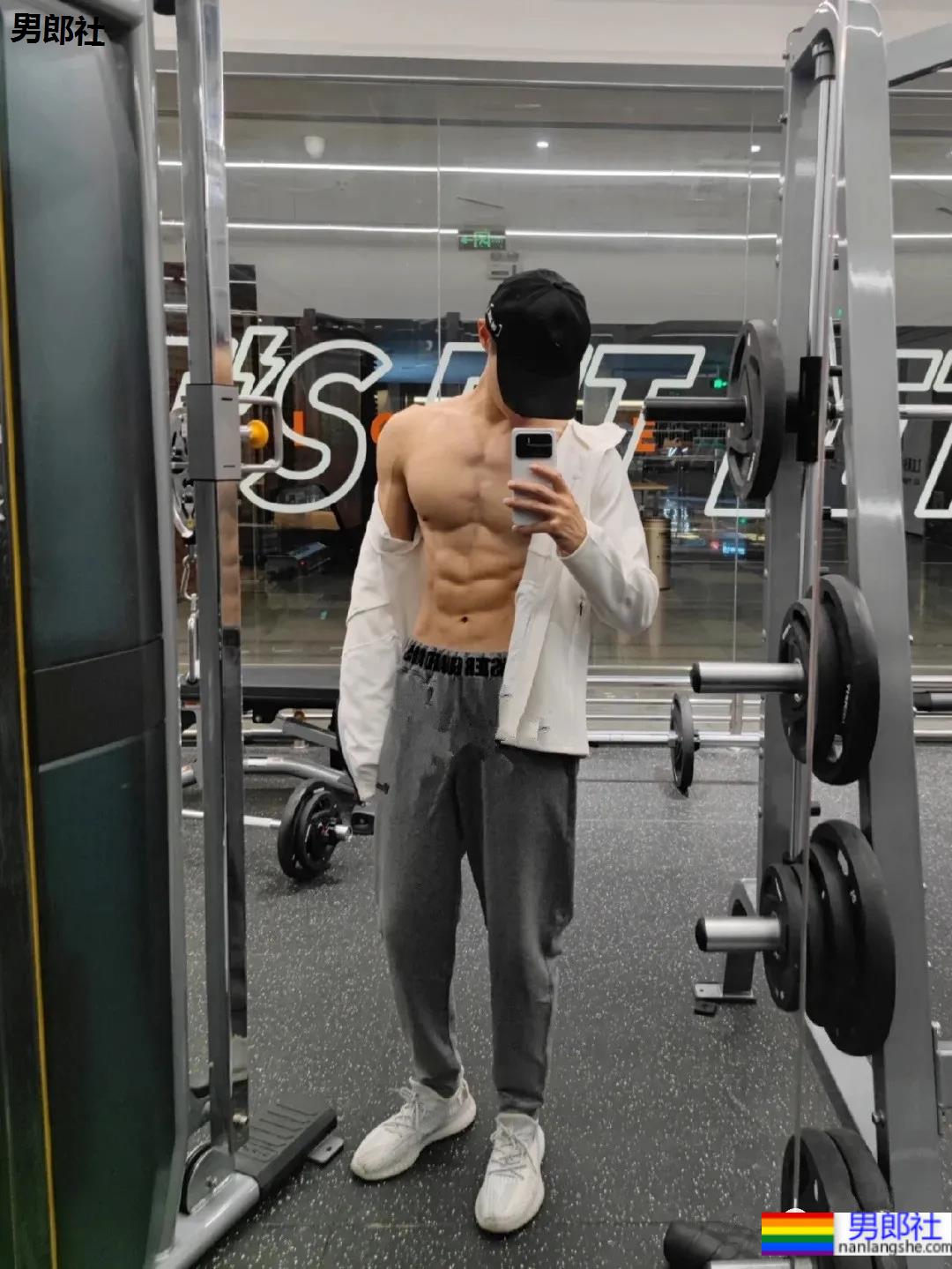 在校体育生的身材到底有多好?看看这腹肌你就懂了! - 51虹马 在校体育生的身材到底有多好?看看这腹肌你就懂了! - 51虹马