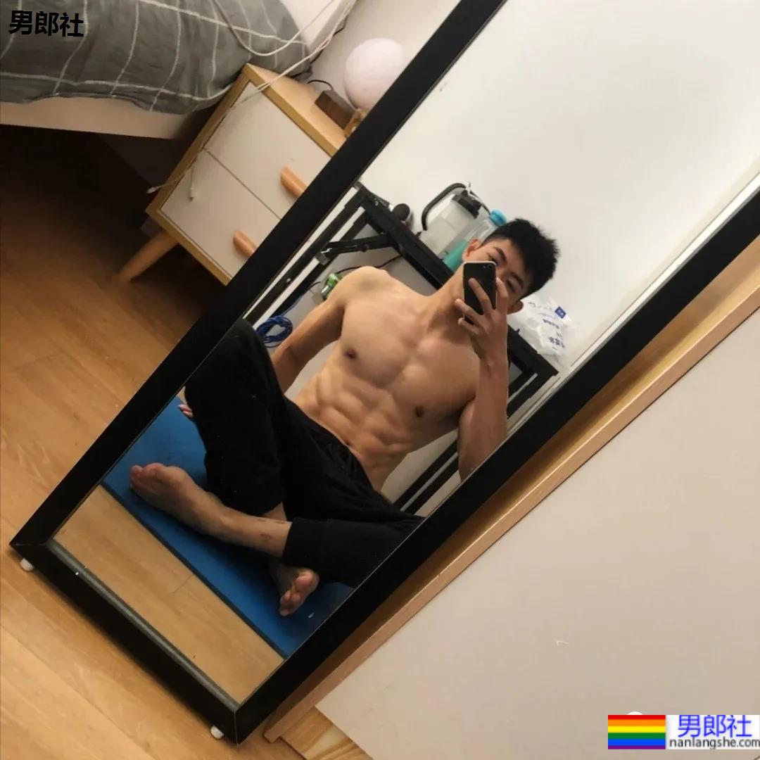 在校体育生的身材到底有多好?看看这腹肌你就懂了! - 51虹马 在校体育生的身材到底有多好?看看这腹肌你就懂了! - 51虹马