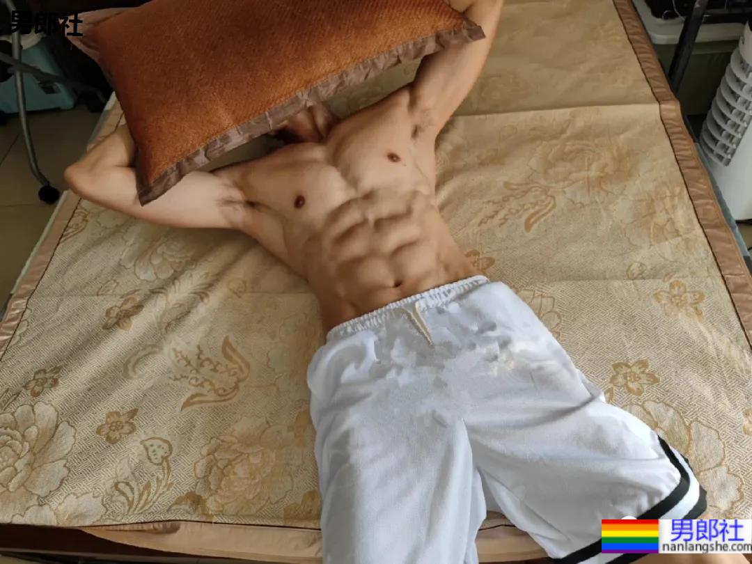 在校体育生的身材到底有多好?看看这腹肌你就懂了! - 51虹马 在校体育生的身材到底有多好?看看这腹肌你就懂了! - 51虹马