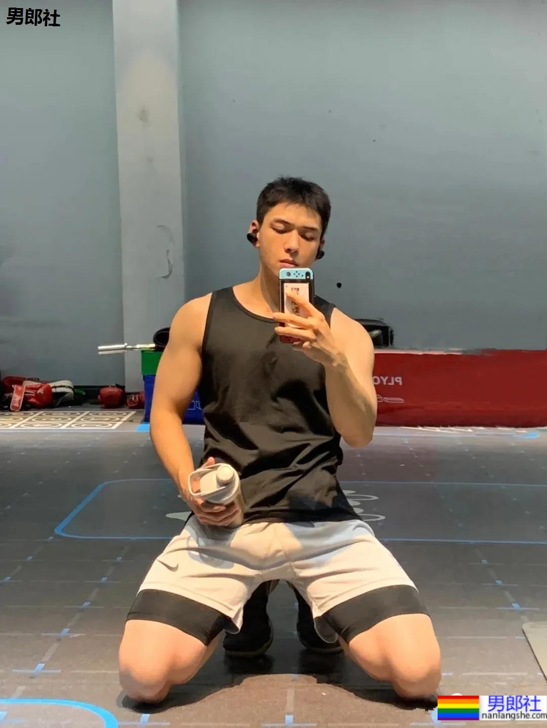 阳光帅气的健身小狼狗，寸头肌肉简直不要太帅！-51虹马