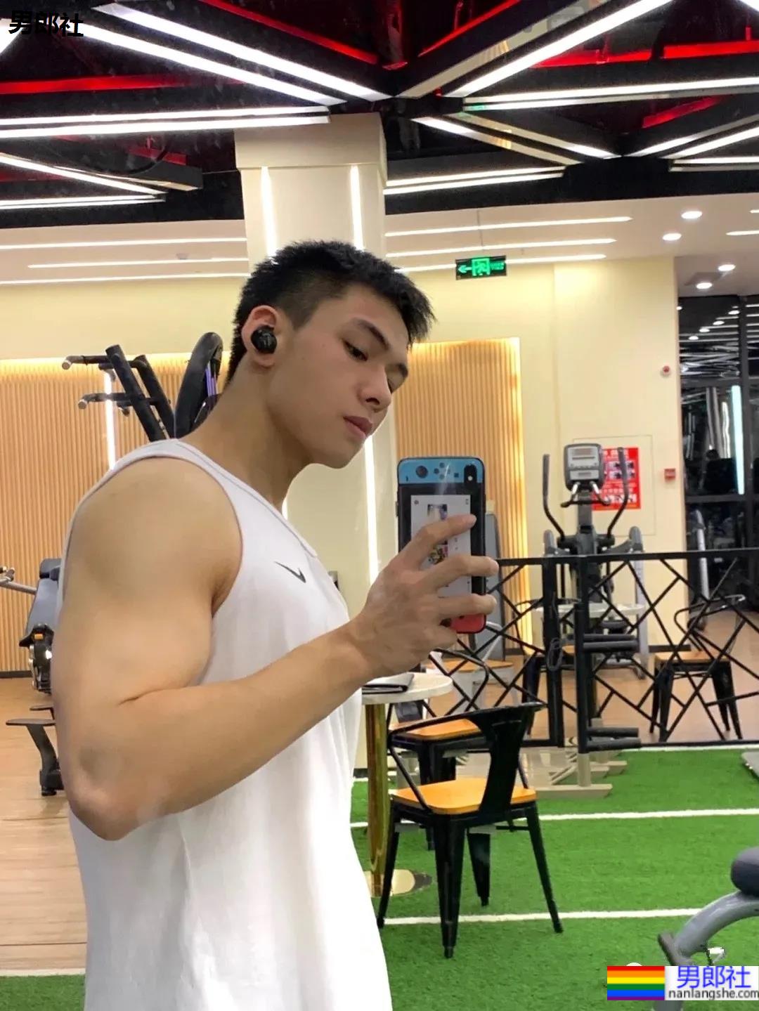 阳光帅气的健身小狼狗,寸头肌肉简直不要太帅! - 51虹马 阳光帅气的健身小狼狗,寸头肌肉简直不要太帅! - 51虹马