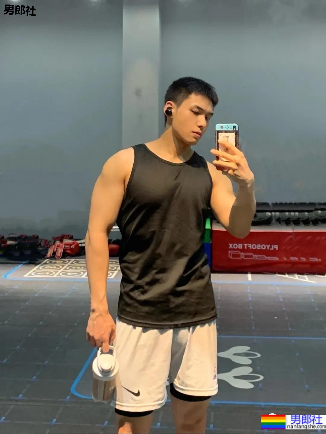 阳光帅气的健身小狼狗,寸头肌肉简直不要太帅! - 51虹马 阳光帅气的健身小狼狗,寸头肌肉简直不要太帅! - 51虹马