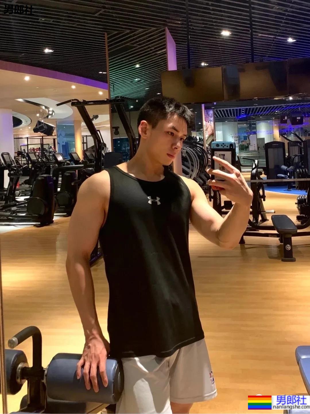 阳光帅气的健身小狼狗,寸头肌肉简直不要太帅! - 51虹马 阳光帅气的健身小狼狗,寸头肌肉简直不要太帅! - 51虹马