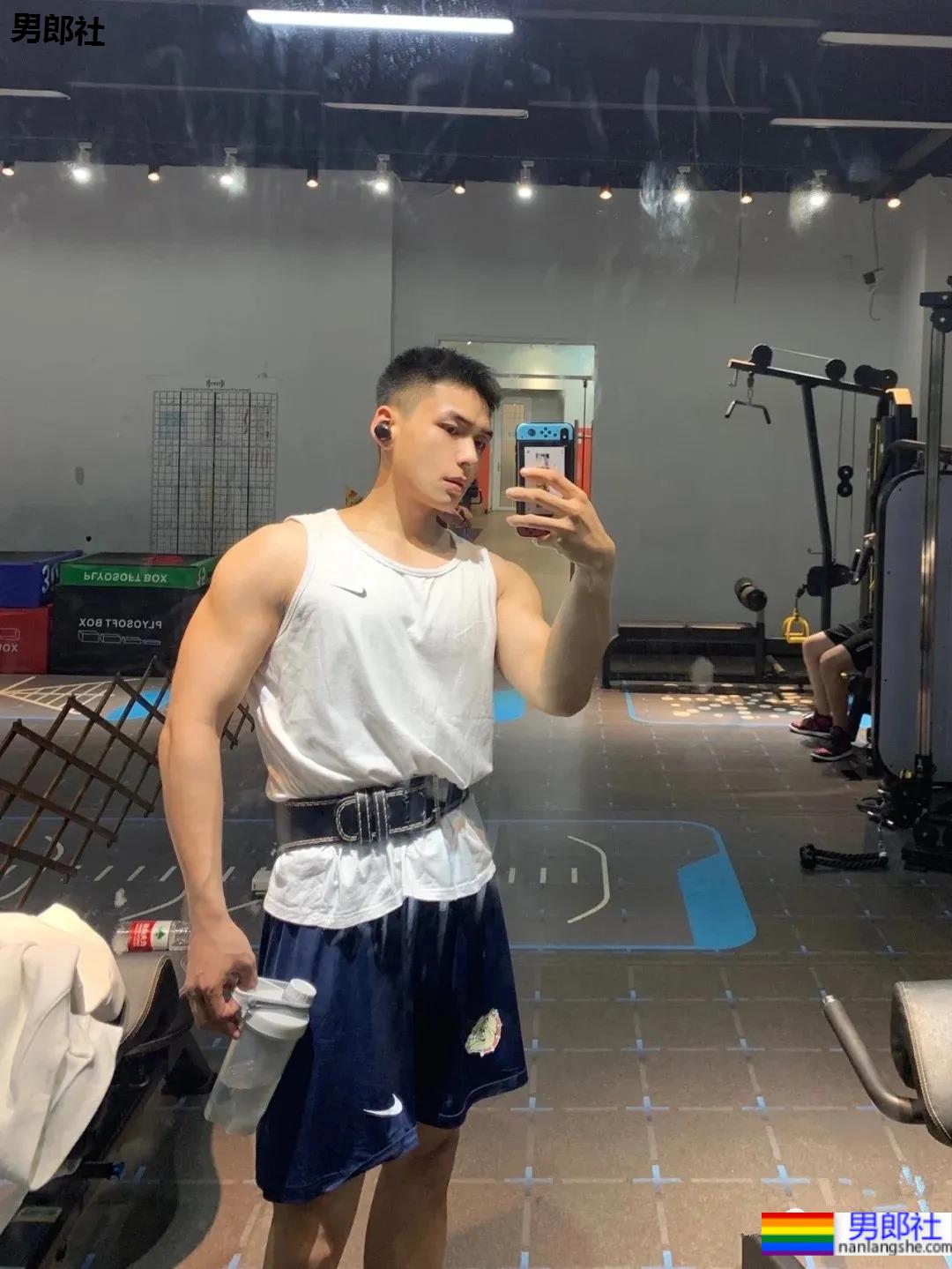 阳光帅气的健身小狼狗,寸头肌肉简直不要太帅! - 51虹马 阳光帅气的健身小狼狗,寸头肌肉简直不要太帅! - 51虹马