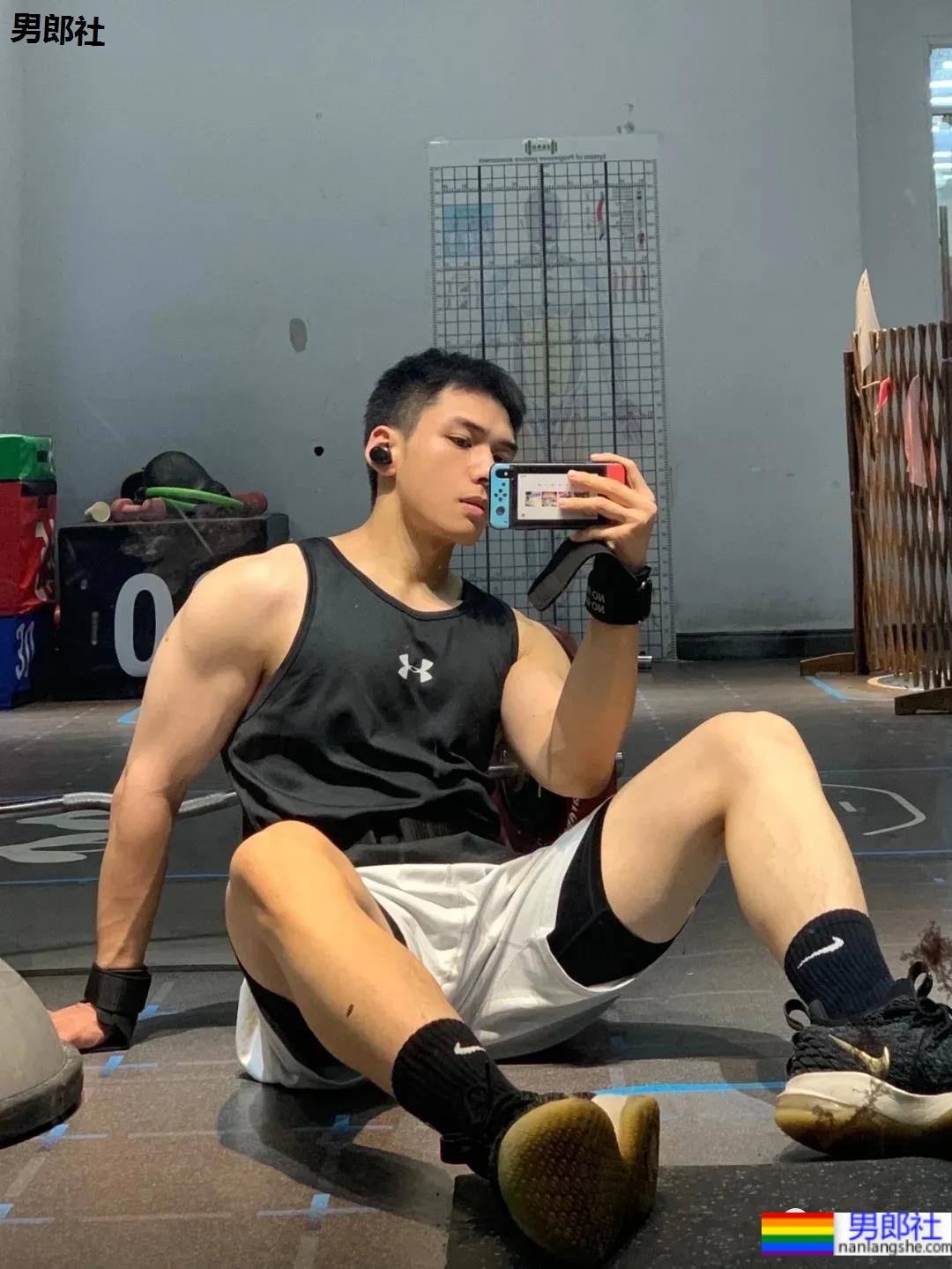 阳光帅气的健身小狼狗,寸头肌肉简直不要太帅! - 51虹马 阳光帅气的健身小狼狗,寸头肌肉简直不要太帅! - 51虹马