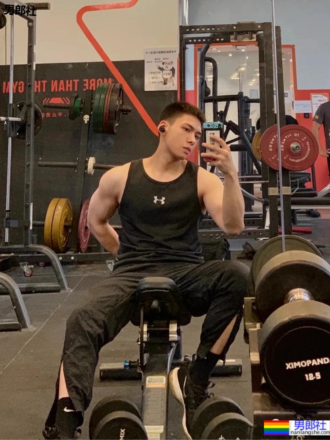 阳光帅气的健身小狼狗,寸头肌肉简直不要太帅! - 51虹马 阳光帅气的健身小狼狗,寸头肌肉简直不要太帅! - 51虹马