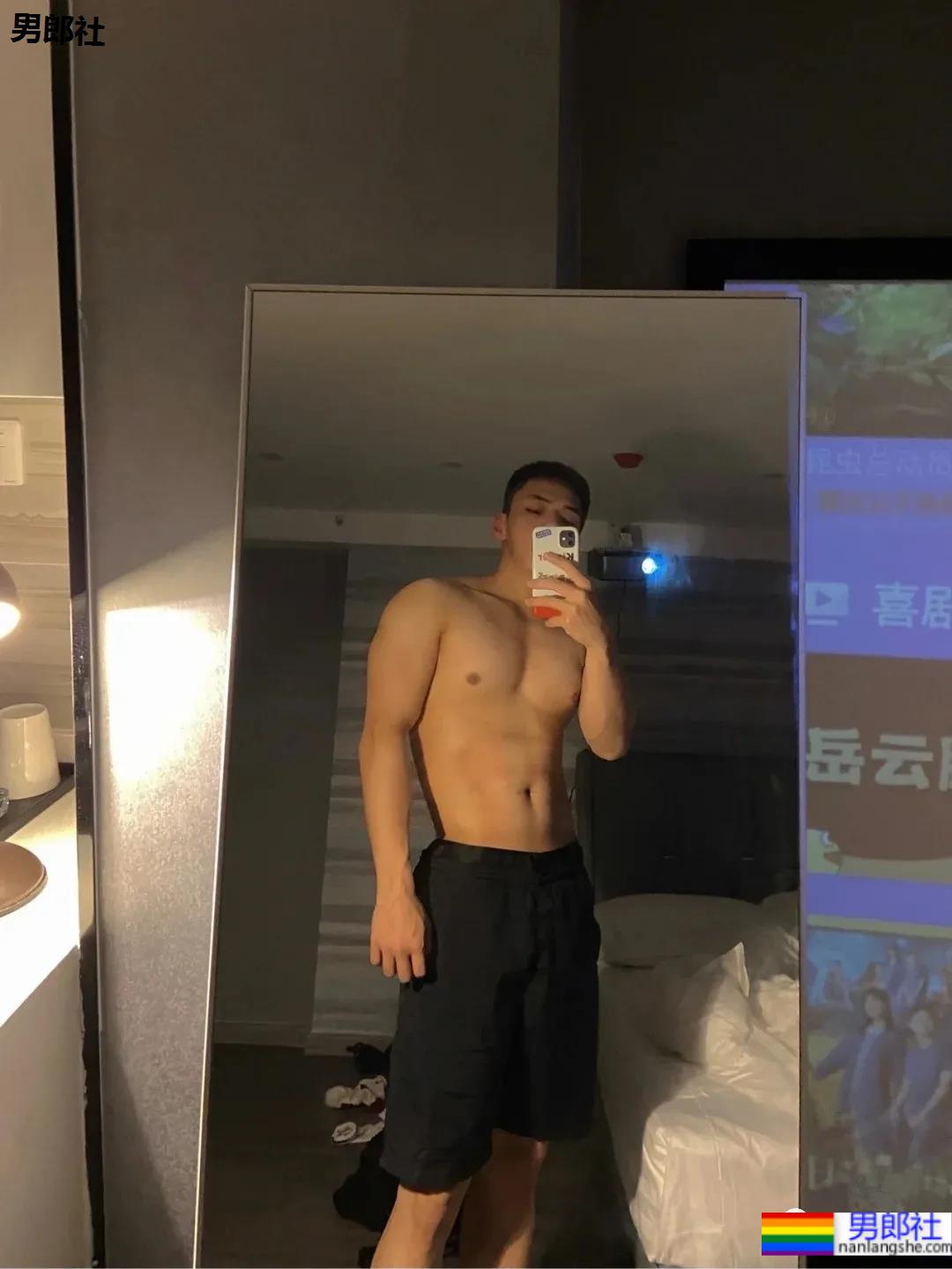 阳光帅气的健身小狼狗,寸头肌肉简直不要太帅! - 51虹马 阳光帅气的健身小狼狗,寸头肌肉简直不要太帅! - 51虹马