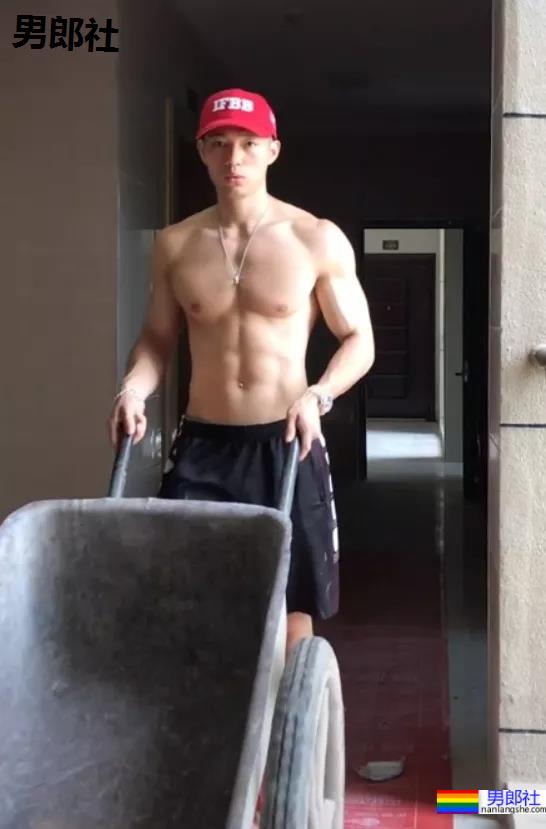 退役消防兵不穿上衣装修火了,没想到他竟然是西装先生比赛冠军! - 51虹马 退役消防兵不穿上衣装修火了,没想到他竟然是西装先生比赛冠军! - 51虹马