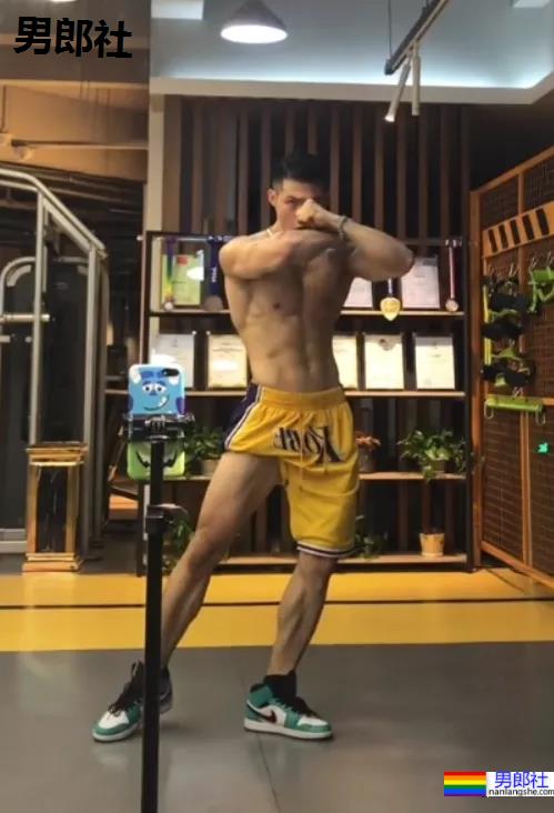 退役消防兵不穿上衣装修火了,没想到他竟然是西装先生比赛冠军! - 51虹马 退役消防兵不穿上衣装修火了,没想到他竟然是西装先生比赛冠军! - 51虹马