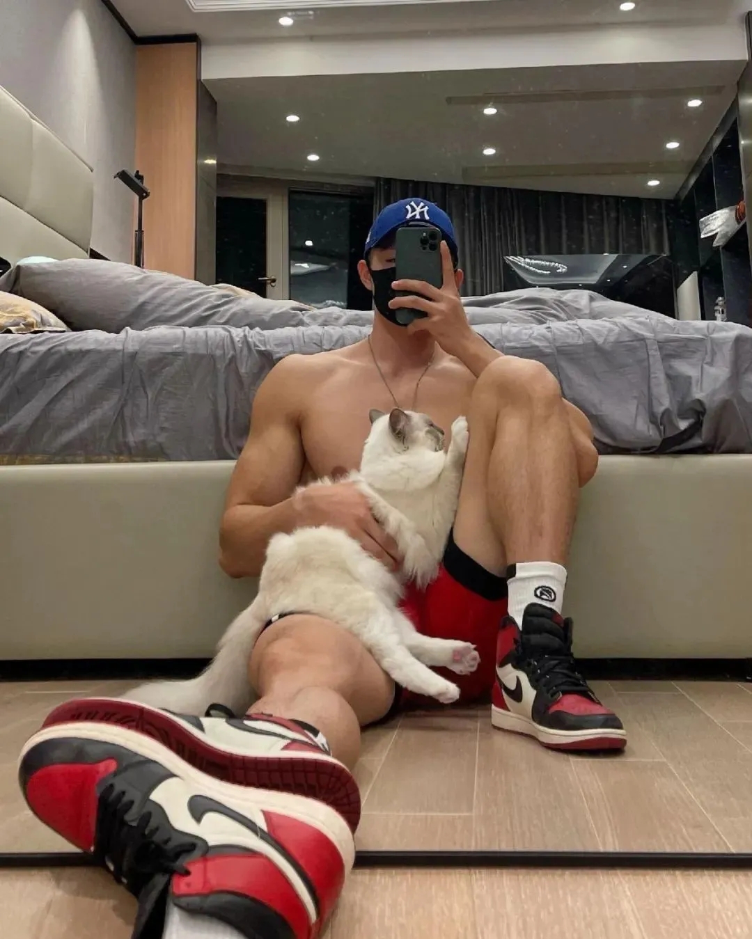 退役消防兵不穿上衣装修火了,没想到他竟然是西装先生比赛冠军! - 51虹马 退役消防兵不穿上衣装修火了,没想到他竟然是西装先生比赛冠军! - 51虹马