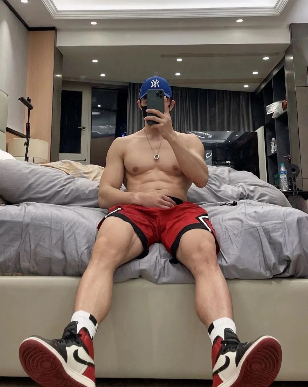 退役消防兵不穿上衣装修火了,没想到他竟然是西装先生比赛冠军! - 51虹马 退役消防兵不穿上衣装修火了,没想到他竟然是西装先生比赛冠军! - 51虹马