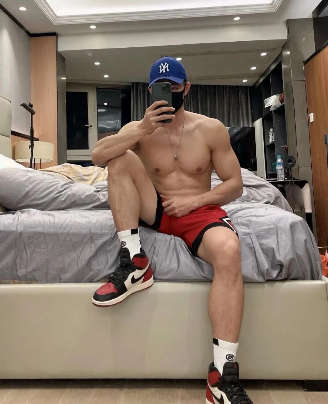 退役消防兵不穿上衣装修火了,没想到他竟然是西装先生比赛冠军! - 51虹马 退役消防兵不穿上衣装修火了,没想到他竟然是西装先生比赛冠军! - 51虹马