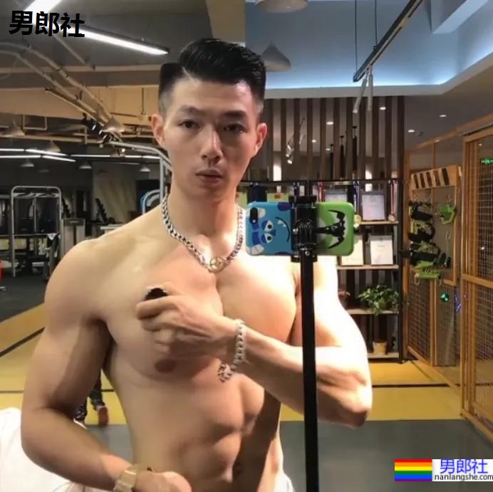 退役消防兵不穿上衣装修火了,没想到他竟然是西装先生比赛冠军! - 51虹马 退役消防兵不穿上衣装修火了,没想到他竟然是西装先生比赛冠军! - 51虹马