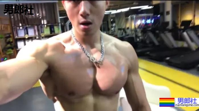 退役消防兵不穿上衣装修火了,没想到他竟然是西装先生比赛冠军! - 51虹马 退役消防兵不穿上衣装修火了,没想到他竟然是西装先生比赛冠军! - 51虹马