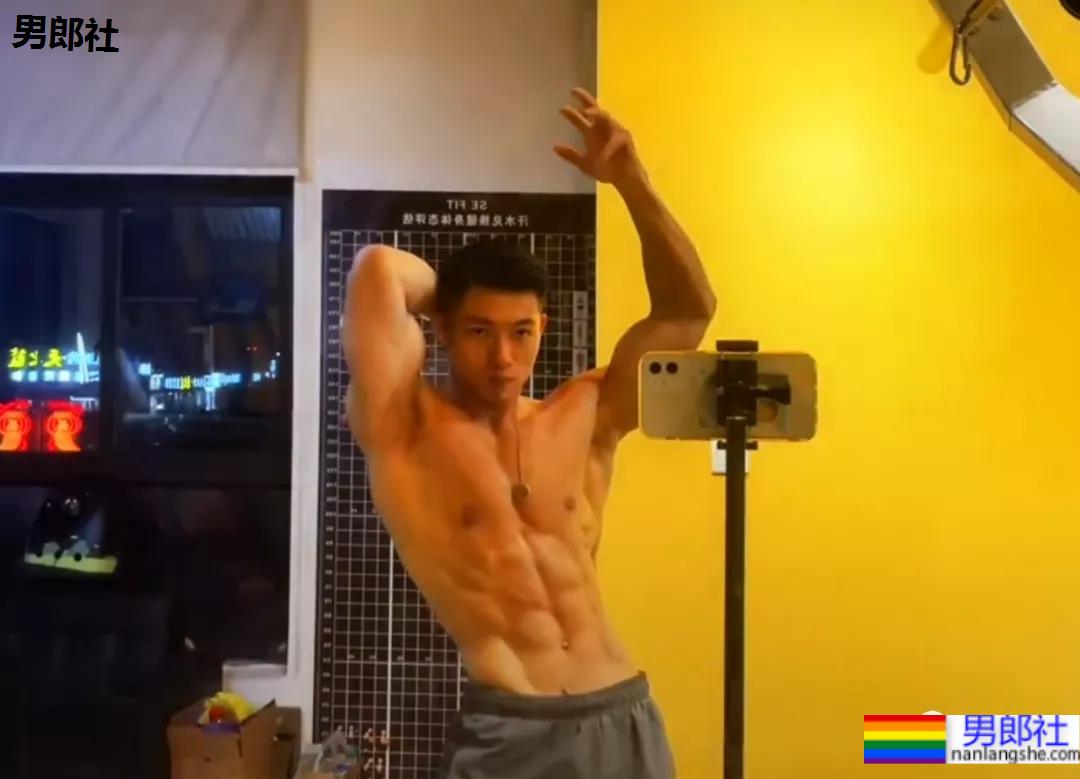 退役消防兵不穿上衣装修火了,没想到他竟然是西装先生比赛冠军! - 51虹马 退役消防兵不穿上衣装修火了,没想到他竟然是西装先生比赛冠军! - 51虹马