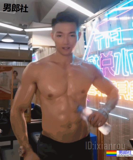 退役消防兵不穿上衣装修火了,没想到他竟然是西装先生比赛冠军! - 51虹马 退役消防兵不穿上衣装修火了,没想到他竟然是西装先生比赛冠军! - 51虹马