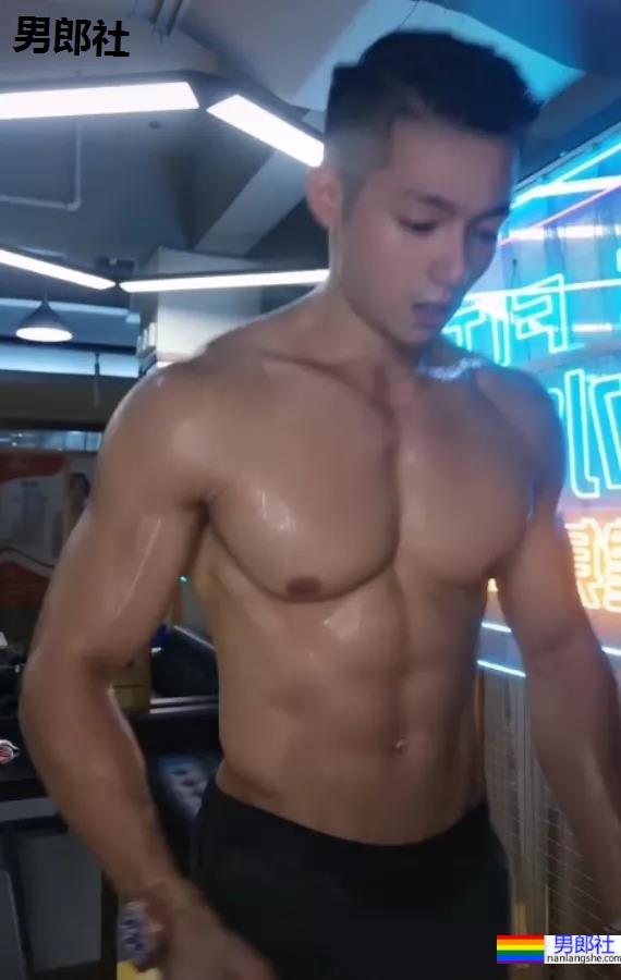 退役消防兵不穿上衣装修火了,没想到他竟然是西装先生比赛冠军! - 51虹马 退役消防兵不穿上衣装修火了,没想到他竟然是西装先生比赛冠军! - 51虹马