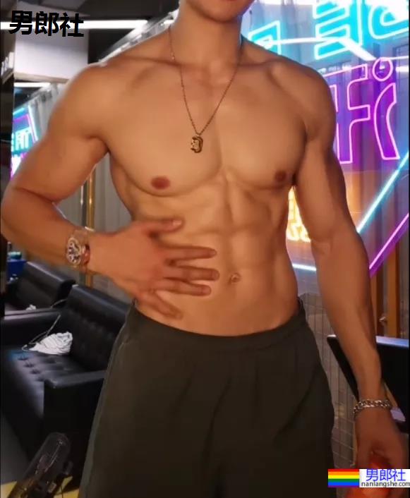 退役消防兵不穿上衣装修火了,没想到他竟然是西装先生比赛冠军! - 51虹马 退役消防兵不穿上衣装修火了,没想到他竟然是西装先生比赛冠军! - 51虹马