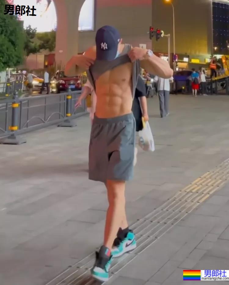 退役消防兵不穿上衣装修火了,没想到他竟然是西装先生比赛冠军! - 51虹马 退役消防兵不穿上衣装修火了,没想到他竟然是西装先生比赛冠军! - 51虹马