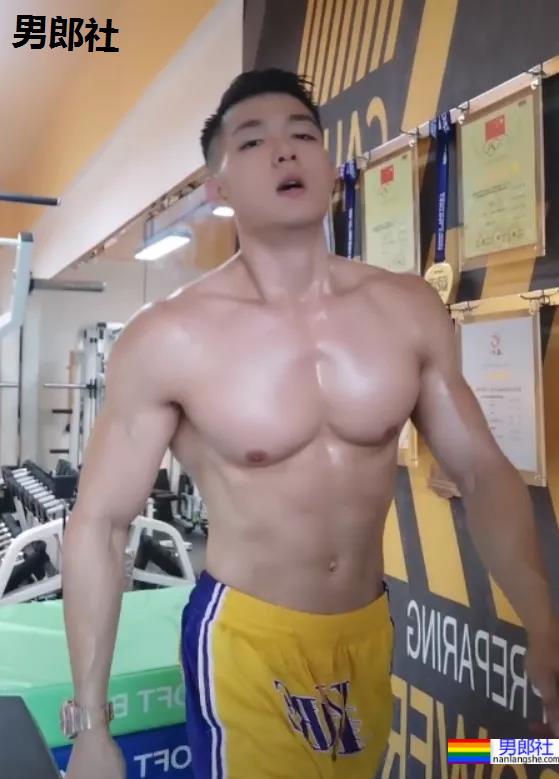 退役消防兵不穿上衣装修火了,没想到他竟然是西装先生比赛冠军! - 51虹马 退役消防兵不穿上衣装修火了,没想到他竟然是西装先生比赛冠军! - 51虹马