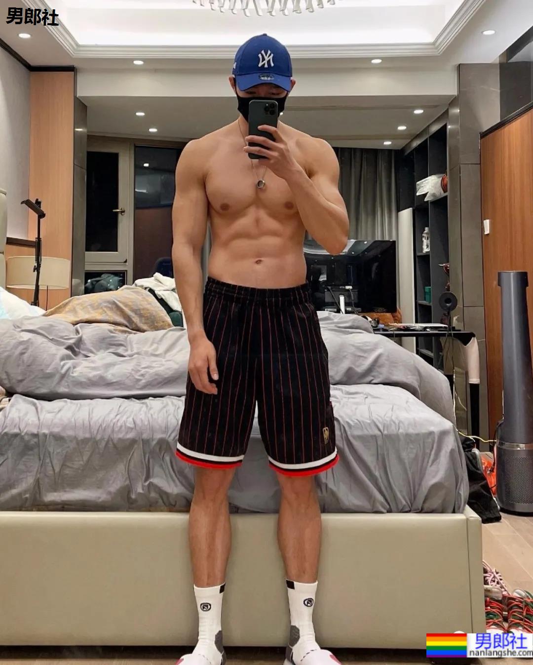 退役消防兵不穿上衣装修火了,没想到他竟然是西装先生比赛冠军! - 51虹马 退役消防兵不穿上衣装修火了,没想到他竟然是西装先生比赛冠军! - 51虹马