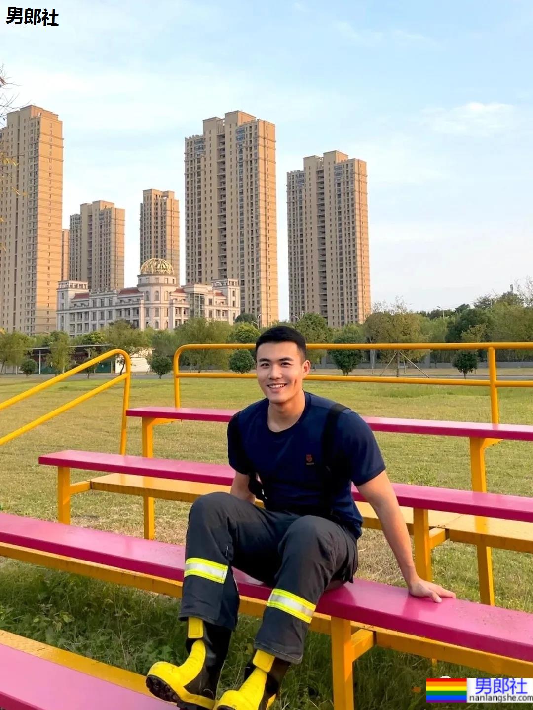 02年寸头肌肉消防员小哥，这胸腹肌也太可了！-51虹马