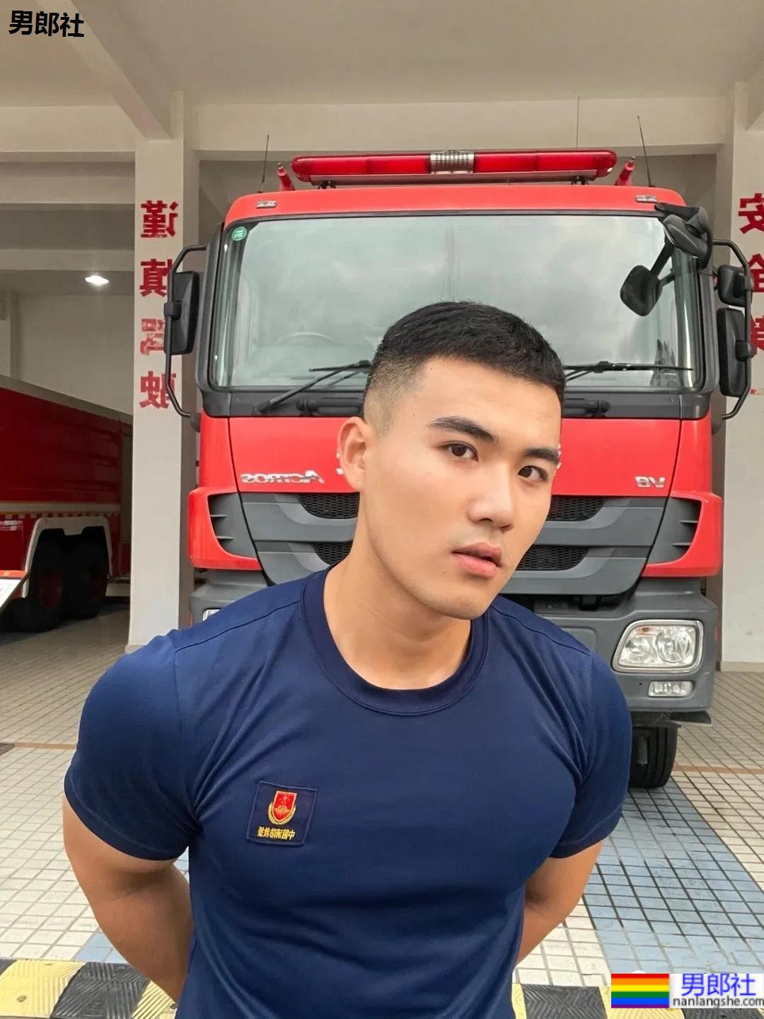 02年寸头肌肉消防员小哥,这胸腹肌也太可了! - 51虹马 02年寸头肌肉消防员小哥,这胸腹肌也太可了! - 51虹马