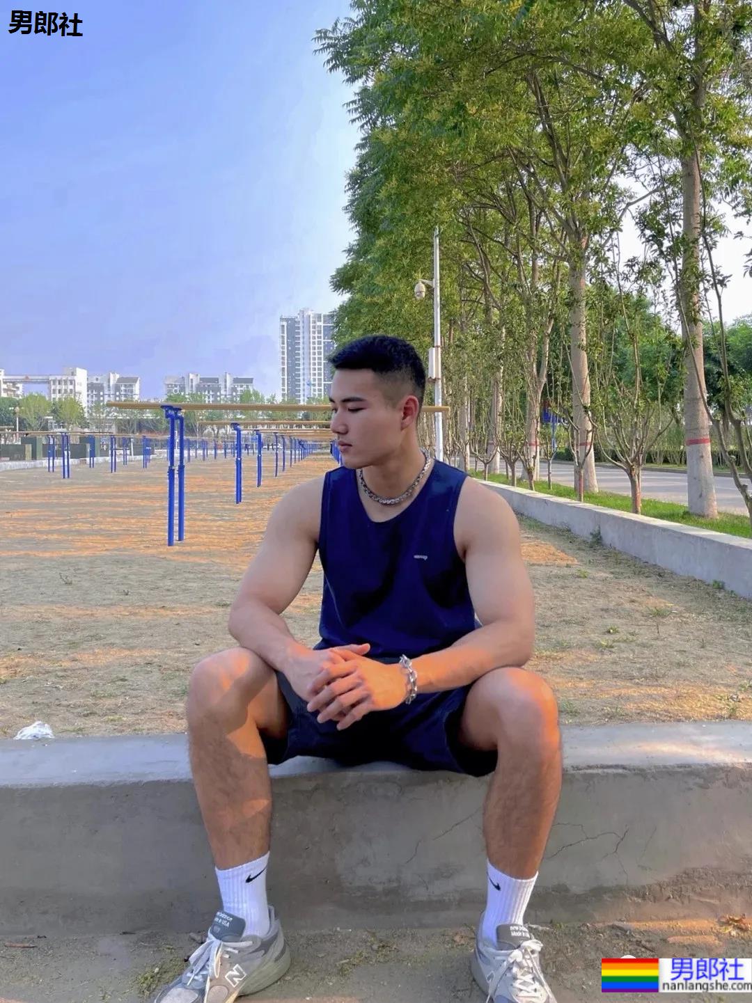 02年寸头肌肉消防员小哥,这胸腹肌也太可了! - 51虹马 02年寸头肌肉消防员小哥,这胸腹肌也太可了! - 51虹马