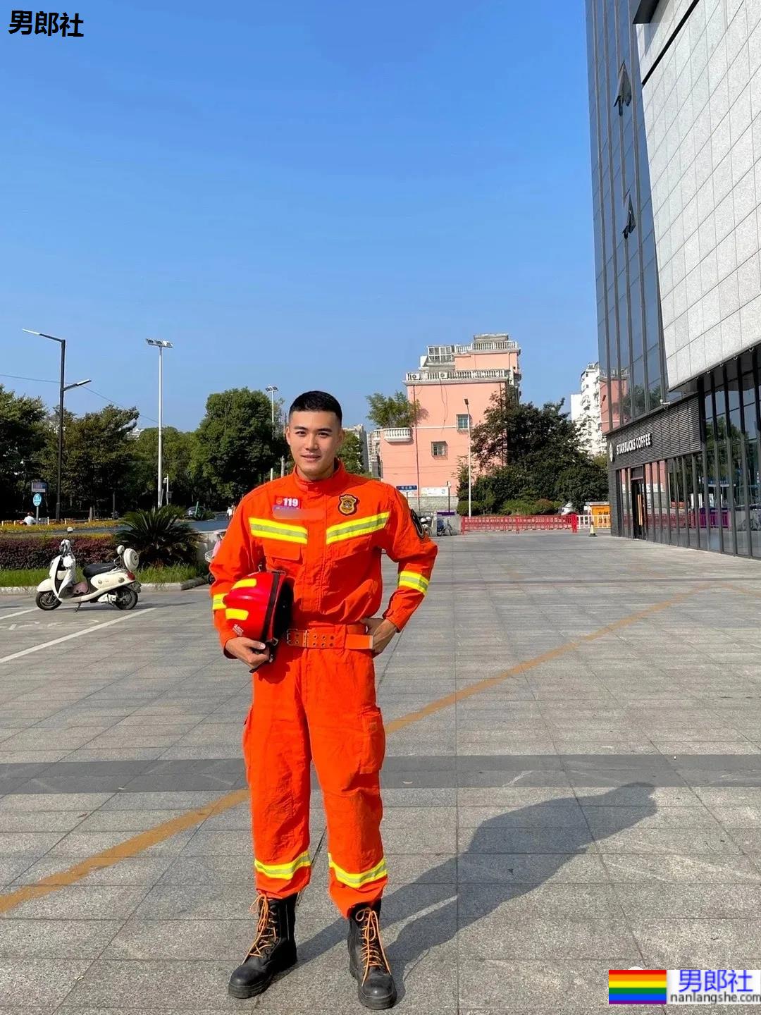 02年寸头肌肉消防员小哥,这胸腹肌也太可了! - 51虹马 02年寸头肌肉消防员小哥,这胸腹肌也太可了! - 51虹马