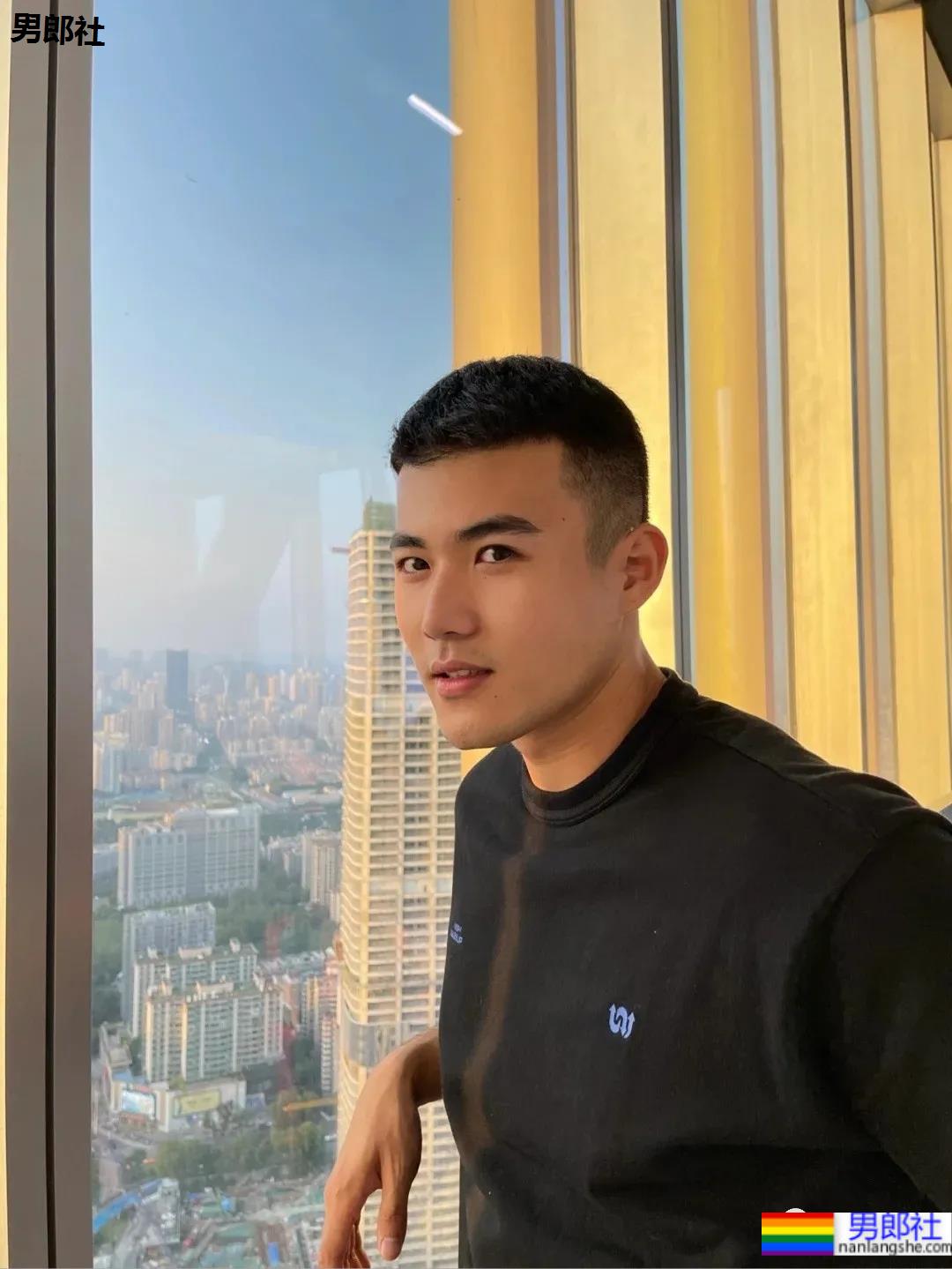 02年寸头肌肉消防员小哥,这胸腹肌也太可了! - 51虹马 02年寸头肌肉消防员小哥,这胸腹肌也太可了! - 51虹马