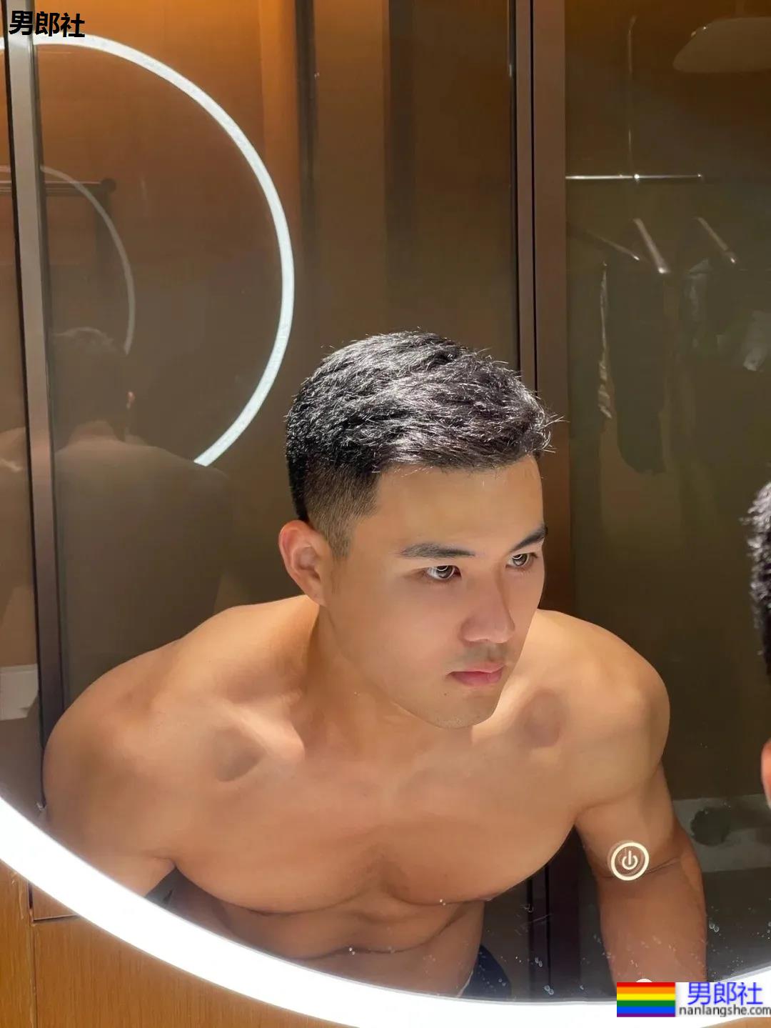 02年寸头肌肉消防员小哥,这胸腹肌也太可了! - 51虹马 02年寸头肌肉消防员小哥,这胸腹肌也太可了! - 51虹马