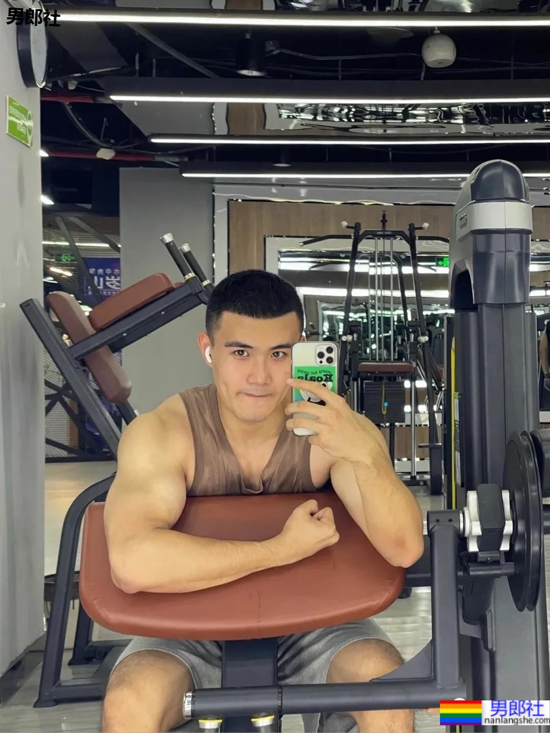 02年寸头肌肉消防员小哥,这胸腹肌也太可了! - 51虹马 02年寸头肌肉消防员小哥,这胸腹肌也太可了! - 51虹马